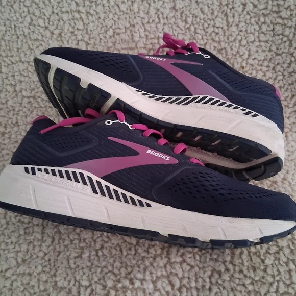 Brooks Women's Ariel 11B Navy Blue Sneakers - Picture 4 of 9